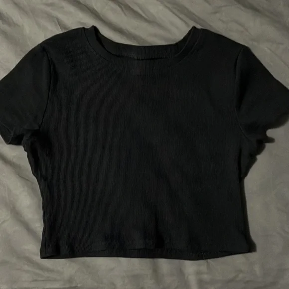 Cropped Ribbed Black Tee - Picture 2 of 4